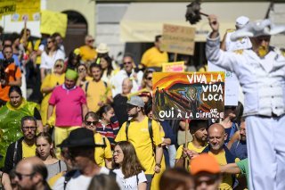 Près de 1000 personnes ont défilé samedi après-midi à Lausanne à l'occasion de la troisième édition de la Mad Pride. KEYSTONE/LAURENT GILLIERON